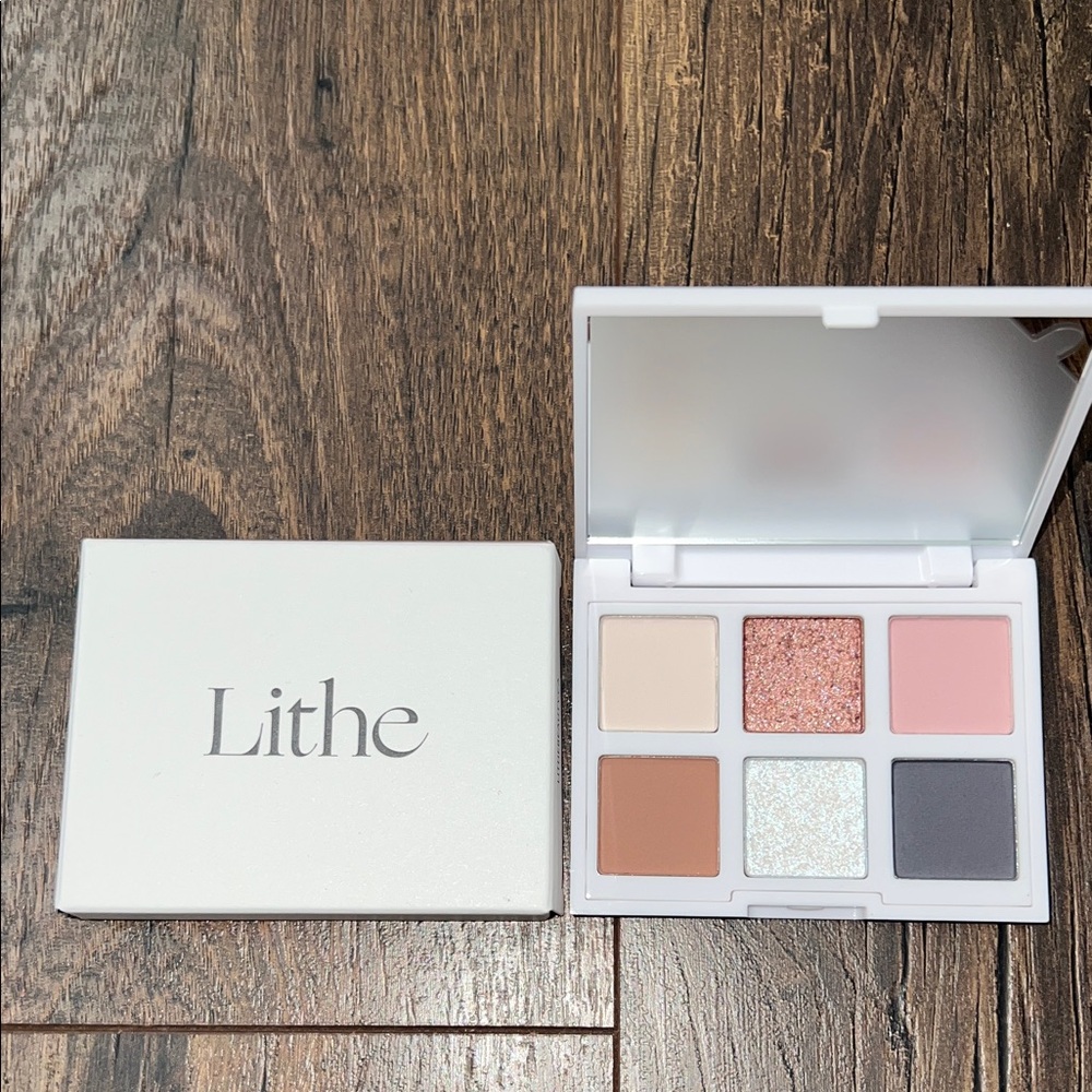 NWT Lithe Eyeshadow Palette with Neutral and Pink Shades